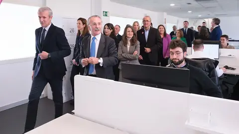 El presidente de la Xunta asistió a la inauguración de la nueva sede del Grupo Oesía en Nigrán.