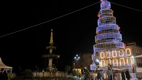 Ponte de Lima está nesta altura ainda mais mágica, iluminada, e onde o espírito natalício é celebrado em vários locais do centro histórico.