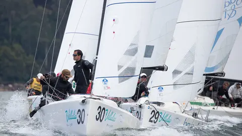 Lucha sin cuartel en la última manga entre Marnatura, La Guardia Moreira y Abril Rojo por la victoria. MARÍA MUÍÑA.