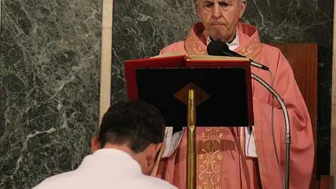 El obispo de Tui-Vigo da la bendición a Miguel durante el rito de admision