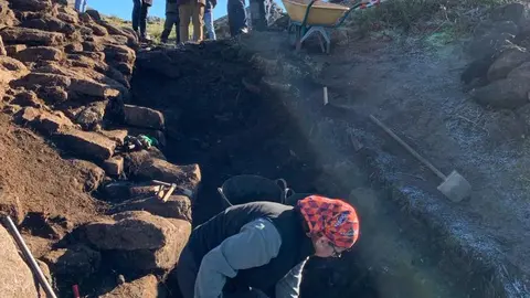 El yacimiento arqueológico de Castro de San Vicenzo se localizan en una amplia colina en la margen derecha del río Avia, en la parroquia de los Santos Xusto y Pastor de Avión en terrenos pertenecientes a la CMVMC de San Xusto-Avión