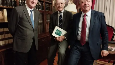 DIRECTIVA RSEAPS. De izquierda de derecha, Luis García Varela, Juan Salle Barreiro (directivos) y Francisco Loimil Garrido (presidente).