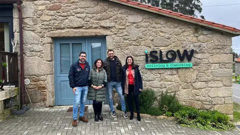 El secretario general de Apoyo al Empleo, Trabajo Autónomo y Economía Social, Pablo Fernández, acompañado de la directora general de Emprendimiento y Apoyo al Empleo, Margarita Ardao, visitó el proyecto de coliving' ‘iSlow Costa da Morte.