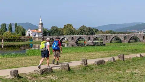 O caminho atravessa o concelho de Ponte de Lima ao longo de 30 km, entre Poiares e a Labruja, cruzando sensivelmente a meio a vila de Ponte de Lima e as suas famosas e históricas pontes.