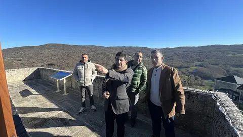 •	Pedro Blanco desprazouse ata o concello de O Bolo onde quixo “agradecer o traballo desenvolvido polos concellos para levar a cabo programas que revertan as consecuencias do reto demográfico e atraian investimentos, turismo e poboación para dinamizar a súa actividade”.