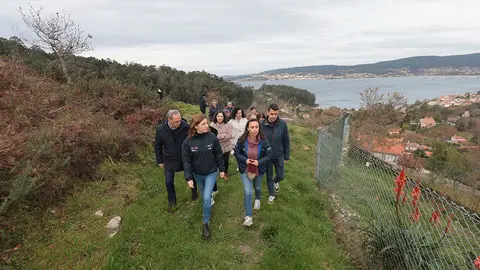 La vicepresidenta segunda y conselleira de Medio Ambiente, Territorio e Vivenda recorrió hoy la ruta del monte Penizas, en Marín, acompañada de la alcaldesa.