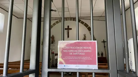 Se dispuso de rejas mediante la apertura de huecos en las puertas de entrada de las iglesias.