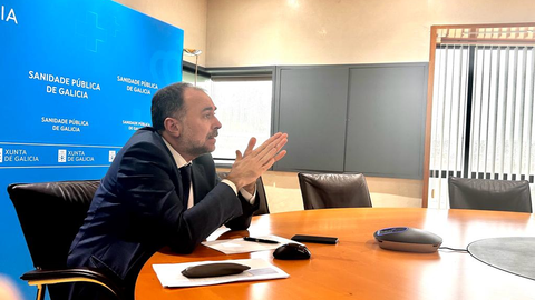 El conselleiro de Sanidad, Julio García Comesaña, presidió esta mañana la reunión de seguimiento de la situación de los servicios de urgencias.