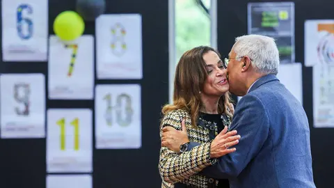Primeiro-Ministro António Costa cumprimenta a presidente da Associação Nacional dos Municípios, Luísa Salgueiro, no lançamento de programa recuperação de escolas, Amadora.