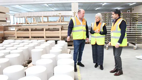 La directora del Igape, Covadonga Toca, visita las instalaciones de la compañía en Ordes.