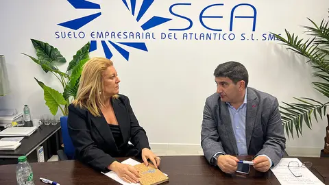 O delegado do Goberno en Galicia, Pedro Blanco coa xerente da empresa pública, Beatriz Sestayo.