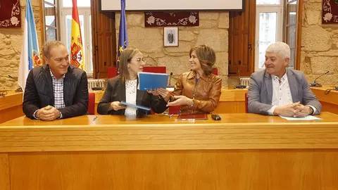 La conselleira de Infraestructuras e Mobilidade, Ethel Vázquez, y la alcaldesa de Ponteareas, Nava Castro, formalizaron hoy el acto administrativo de rúbrica de este acuerdo.