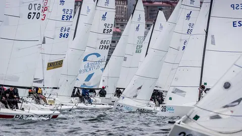 No falto el viento en la ría viguesa, pero inestable, implecables los jueces con Victor Calviño de oficial principal. MARÍA MUÍÑA.