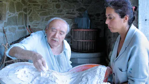 Alfonso vaciando un busto con su hija María Aurora.