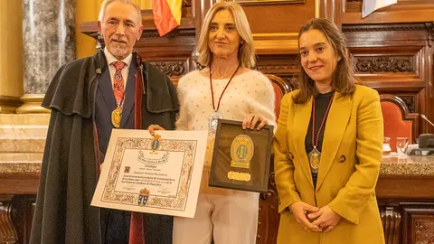 Amparo Alonso Betanzos, Caballero de honor.