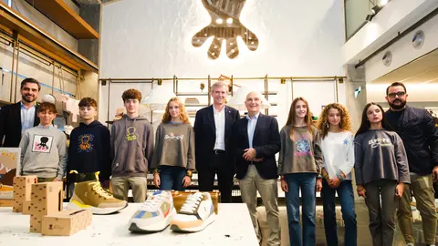 El presidente de la Xunta participó en la inauguración de la nueva sede de la marca en Bergondo.