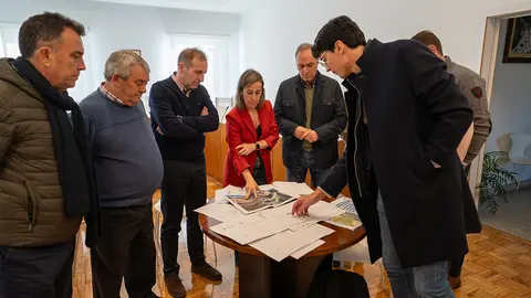La conselleira de Infraestruturas, Ethel Vázquez, junto con el delegado territorial en Pontevedra, Agustín Reguera, mantuvo hoy un encuentro de trabajo con el alcalde, José Manuel Alfonso.