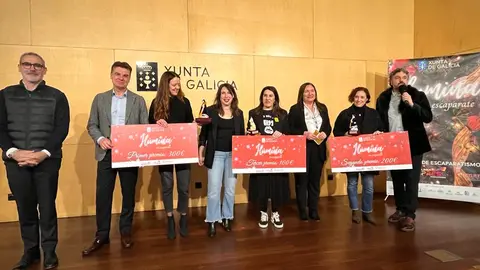 A conselleira de Economía, Industria e Innovación, María Jesús Lorenzana, acompañada da delegada territorial da Xunta de Galicia en Vigo, Ana Ortiz, asistiu hoxe en Vigo á gala de premios do concurso ‘Ilumina o teu escaparate”.