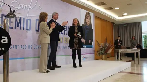 Aida Pena recibe el Diego Bernal de manos del presidente de la Xunta de Galicia, Alfonso Rueda.