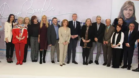 La directiva de la APG con el presidente de la Xunta, Alfonso Rueda, y la premiada, Aida Pena.