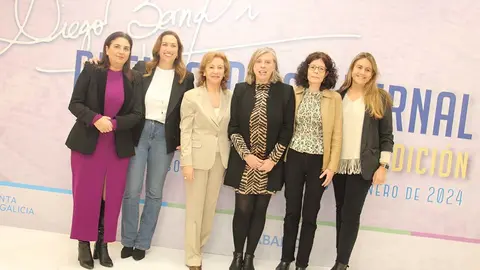 A presidenta da APG, Maria Méndez, a premiada co Diego Bernal, Aida Pena, e as presidentas das asociacións provinciais da prensa.