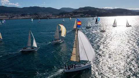 La Regata Interclubes Ría de Pontevedra cumple diez años en plena forma.