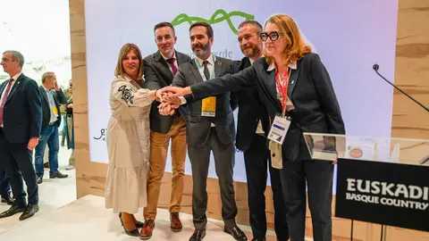 La Feria Internacional del Turismo, Fitur, fue hoy el escenario en el que se formalizó el traspaso de poder y la Comunidad gallega cogió el relieve del País Vasco.