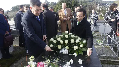 El conselleiro de Cultura, Educación, FP y Universidades participa en la ofrenda floral en homenaje al ilustre escritor en el cementerio de Serantes.