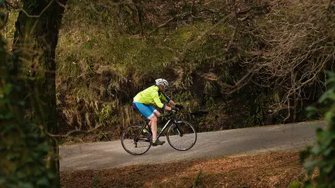 O presidente do Goberno galego, Alfonso Rueda, fai un percorrido en bicicleta para promocionar a proba O Gran Camiño entre a praza de Bugallal de Ponteareas e o monte Aloia (Tui), 28/1/24. DAVID CABEZÓN.