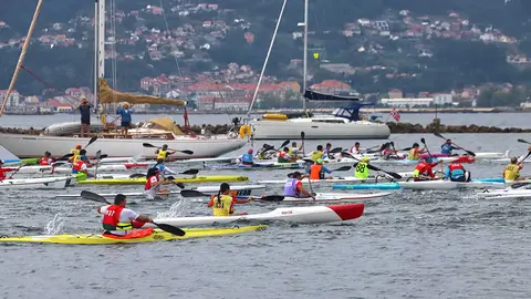 En aguas viguesas competirán tres centenares de palistas. `PEDRO SEOANE.