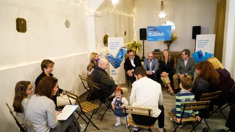 La conselleira de Política Social y Xuventude, Fabiola García, explicó las novedades junto a miembros de la Asociación Gallega de Familias Numerosas (Agafan). ARCHIVO.