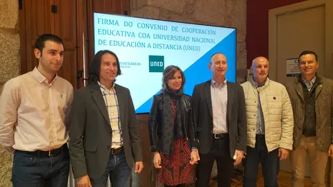 A alcaldesa, Nava Castro, o director do centro asociado da UNED, Víctor Manuel González, e outras autoridades.