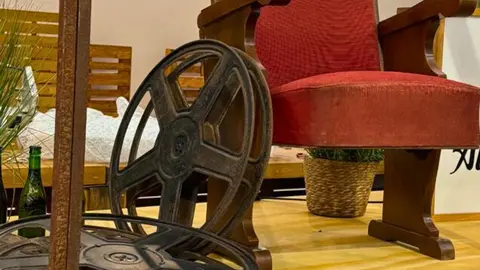 Butacas e bobinas de películas do antigo Cinema Balado de Lalín.