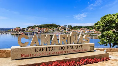 Camariñas, pueblo marinero, famoso por sus encajes de bolillos, de forma tradicional.