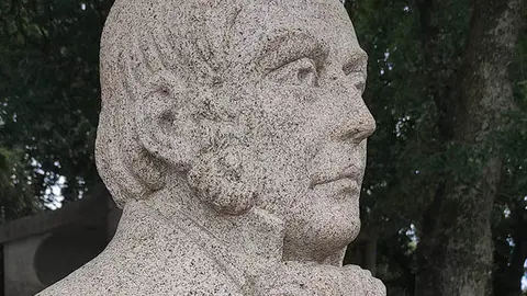 Busto, en Bermés, de José Rodríguez González.