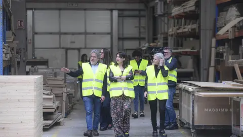 La conselleira de Economía, Industria e Innovación, María Jesús Lorenzana, visitó la planta de madera del Grupo Malasa