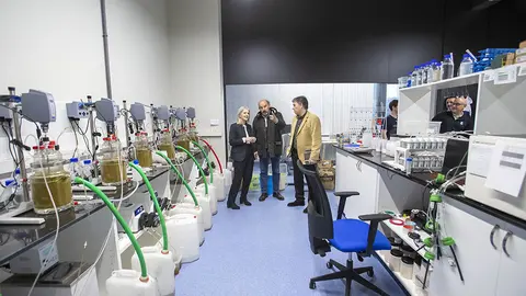 La directora del Igape, Covadonga Toca, visita las instalaciones del Biopolo resaltando su importancia para industrializar un sector en auge.