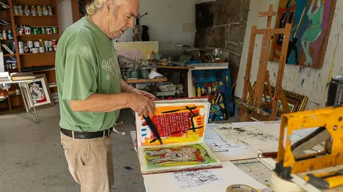 Barreiro "es un ser nacido en la Galicia interior, en Terra de Montes, que mira al mar desde su casa de Cela, en Bueu, sobre la ría de Pontevedra" afirma Barciela.