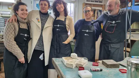 A xerente da Fundación Artesanía de Galicia, Elena Fabeiro, visitou esta tarde en Santiago de Compostela o curso ‘Técnicas de ourivería e acibechería’ que imparte o ourive Ricardo Rivas ata o 5 de abril.