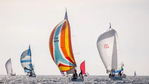 La flota compitiendo en la ría.
© CLARA GIRALDO/DESMARQUE.