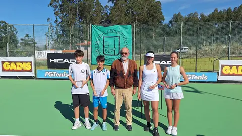Hernández con los campeones y subcampeones gallegos.
