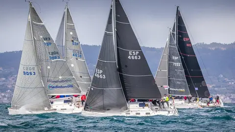 La flota de la 10ª Regata Interclubes Ría de Pontevedra se luce en una jornada de viento fuerte y espectáculo.