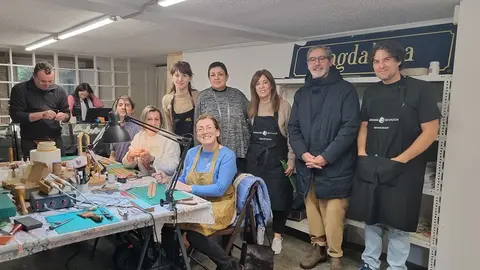 El director xeral de Comercio y Consumo, Manuel Heredia, y la gerente de la Fundación Artesanía de Galicia, Elena Fabeiro, visitaron en Santiago de Compostela el curso Marroquinería fina que imparte lo artesana Ezequiel Franchi.