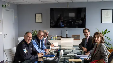 O director xeral de Emerxencias e Interior, Santiago Villanueva, e o director de Administración e Relacións coas Asociacións de Amigos do Camiño de Santiago da Sociedade Anónima de Xestión do Plan do Xacobeo, Ildefonso de la Campa, recibiron a representantes da embaixada do país norteamericano en Madrid para abordar a divulgación e a seguridade das rutas xacobeas.