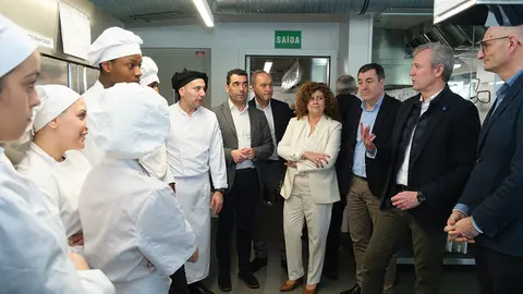 O presidente da Xunta en funcións, Alfonso Rueda, acompañado polo conselleiro de Cultura, Educación, Formación Profesional e Universidades en funcións, Román Rodríguez, participa na inauguración das obras de ampliación do Centro Integrado de FP Carlos Oroza. Pontevedra.