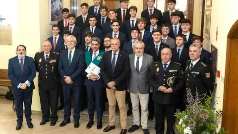 Alumnos de La Estila y autoridades académicas y civiles.