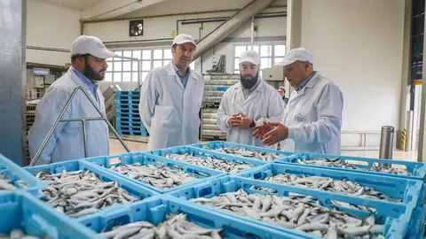 El conselleiro visita Conservas Cortizo.