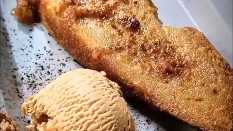 Torrija de Baileys acompañada de helado de galleta.