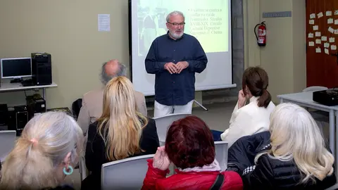 Leal Bóveda durante su disertación.