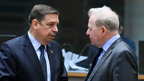 El ministro de Agricultura, Luis Planas (izq) tras el Consejo de ministros de Agricultura y Pesca de la Unión Europea.